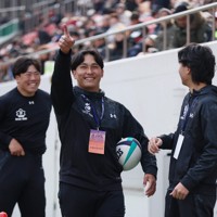 【京都成章－東福岡】チームをサポートする京都成章の笹岡空翔選手（中央）＝東大阪市花園ラグビー場で2026年1月5日、長澤凜太郎撮影