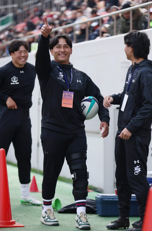 【京都成章－東福岡】チームをサポートする京都成章の笹岡空翔選手（中央）＝東大阪市花園ラグビー場で2026年1月5日、長澤凜太郎撮影