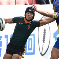 【京都成章－東福岡】前半、相手選手をかわしながら突進する東福岡の平尾龍太選手＝東大阪市花園ラグビー場で2026年1月5日、大西岳彦撮影