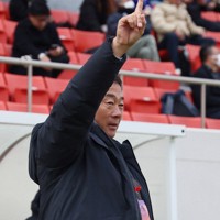 【京都成章－東福岡】選手たちに声をかける東福岡の藤田雄一郎監督＝東大阪市花園ラグビー場で2026年1月5日、長澤凜太郎撮影