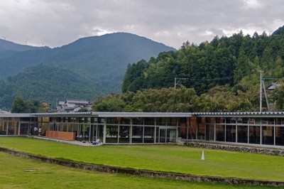 山に囲まれた自然豊かな場所にある「神山まるごと高専」の校舎＝徳島県神山町で2025年10月、秋本裕子撮影