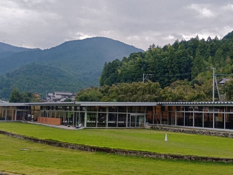 山に囲まれた自然豊かな場所にある「神山まるごと高専」の校舎＝徳島県神山町で2025年10月、秋本裕子撮影