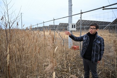 キタサンショウウオの繁殖地（左側）がこれ以上開発されないように自費で土地を買った照井滋晴さん＝北海道釧路市愛国で2025年11月27日午後1時11分、山口智撮影