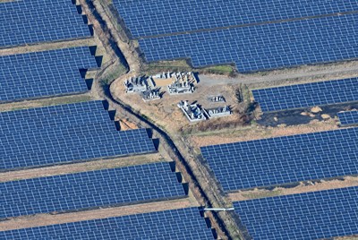 原発事故に伴う避難指示が2017年に解除された福島県浪江町の谷津田地区。周囲を帰還困難区域に囲まれ、戻った住民はわずか。水田地帯はメガソーラーに転用され、墓地が残る＝同町で2025年12月11日午後1時34分、本社ヘリから西夏生撮影
