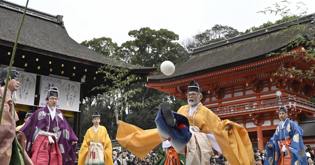 Easy Japanese news in translation: People play ancient Japanese football at shrine in Kyoto
