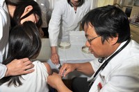 A student gets an HPV vaccination in Tochigi Prefecture in this 2011 file photo. (Pool photo)