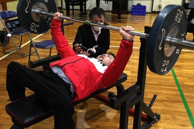 パラパワーリフティングを実演する加藤尊士選手＝愛知県豊田市の市立御作小で2025年12月10日、道下寛子撮影