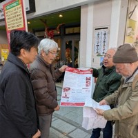 あいウォーク実施に向けて準備をする辻信一さん（右）ら＝神戸市長田区で、山田麻未撮影