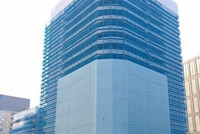 工事用シートで覆われたホンダ青山ビル。所有権の一部が三井不動産レジデンシャルに譲渡され、立て替え工事が進んでいる＝東京・青山で2025年12月30日、赤間清広撮影