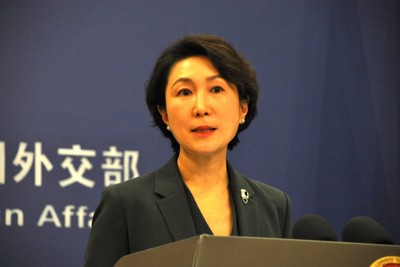 記者会見する中国外務省の毛寧報道局長＝北京で2026年1月7日、畠山哲郎撮影