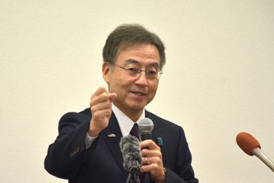 記者会見に臨む杉本達治・前福井県知事＝同県庁で2025年12月、萱原健一撮影