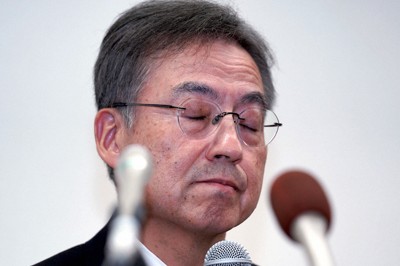 2025年11月の記者会見で険しい表情を浮かべる杉本達治・前福井県知事＝同県庁で、岩本一希撮影