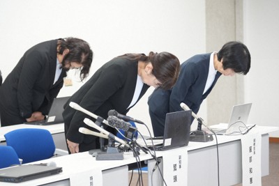 記者会見の冒頭、杉本達治・前福井県知事によるセクハラについて謝罪する鷲頭美央副知事（中央）＝福井県庁で2026年1月7日午前10時32分、高橋隆輔撮影