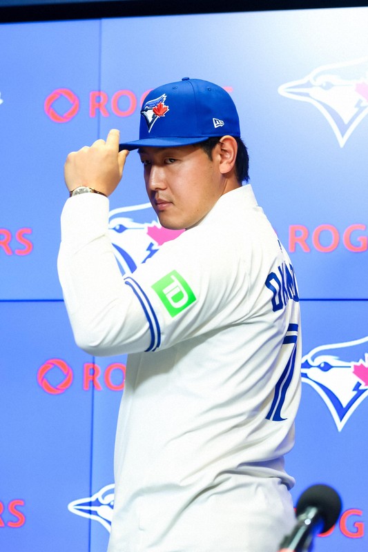 岡本和真、ブルージェイズ入団会見 「世界一に」 背番号7 | 毎日新聞