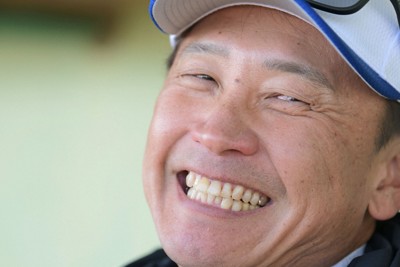初練習後、記者の質問に笑顔で答えるジェイプロジェクトの二岡智宏監督＝愛知県半田市で2026年1月7日午前11時55分、山崎一輝撮影