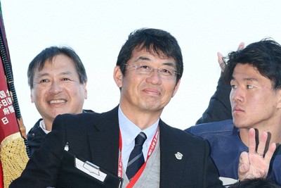 【桐蔭学園－京都成章】選手らと集合写真に納まる桐蔭学園の藤原秀之監督（左から2人目）＝東大阪市花園ラグビー場で2026年1月7日、長澤凜太郎撮影