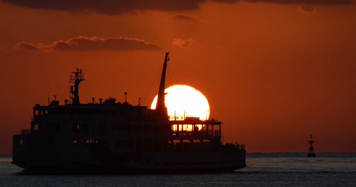 海上に「だるま夕日」ぷかり 2月中旬までシャッターチャンス 松山