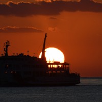 海上に「だるま夕日」ぷかり 2月中旬までシャッターチャンス 松山