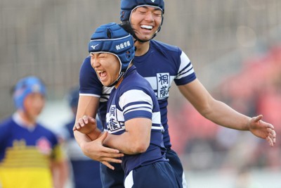 【桐蔭学園－京都成章】後半、キックボールをチャージし、トライを決めて喜ぶ桐蔭学園の竹山史人（手前）＝東大阪市花園ラグビー場で2026年1月7日、前田梨里子撮影