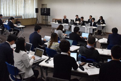 杉本達治・前福井県知事によるセクハラ問題の調査報告書公表を受け、県が開いた記者会見には多くの報道陣が集まった＝福井県庁で、島袋太輔撮影