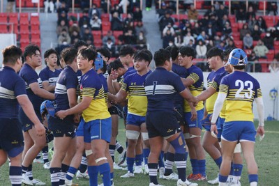 【桐蔭学園ー京都成章】桐蔭学園の選手と健闘をたたえ合う京都成章の選手たち＝東大阪市花園ラグビー場で、長澤凜太郎撮影