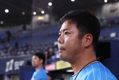 王子との日本選手権1回戦で、グラウンドを見つめる日本製鉄山口の大越遼介さん＝京セラドーム大阪で2025年11月5日、長澤凜太郎撮影