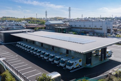 配送に使う電気自動車の充電用に、屋根に太陽光パネルを設置したヤマト運輸の営業所＝同社提供