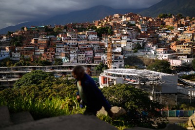 山の近くに住宅が密集するカラカスの街＝2026年1月7日、AP