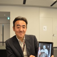 北方領土の択捉島で暮らした祖母千代さんの写真を手に持つ島民2世の本間欽也さん＝札幌市中央区で2025年5月29日午後2時57分、伊藤遥撮影