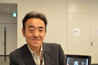 北方領土の択捉島で暮らした祖母千代さんの写真を手に持つ島民2世の本間欽也さん＝札幌市中央区で2025年5月29日午後2時57分、伊藤遥撮影