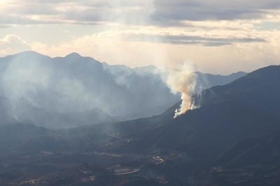 山梨県上野原市の扇山から上がる煙＝陣馬山山頂で2026年1月8日午後3時24分、渡部直樹撮影