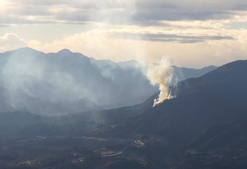 山梨県上野原市の扇山から上がる煙＝陣馬山山頂で2026年1月8日午後3時24分、渡部直樹撮影