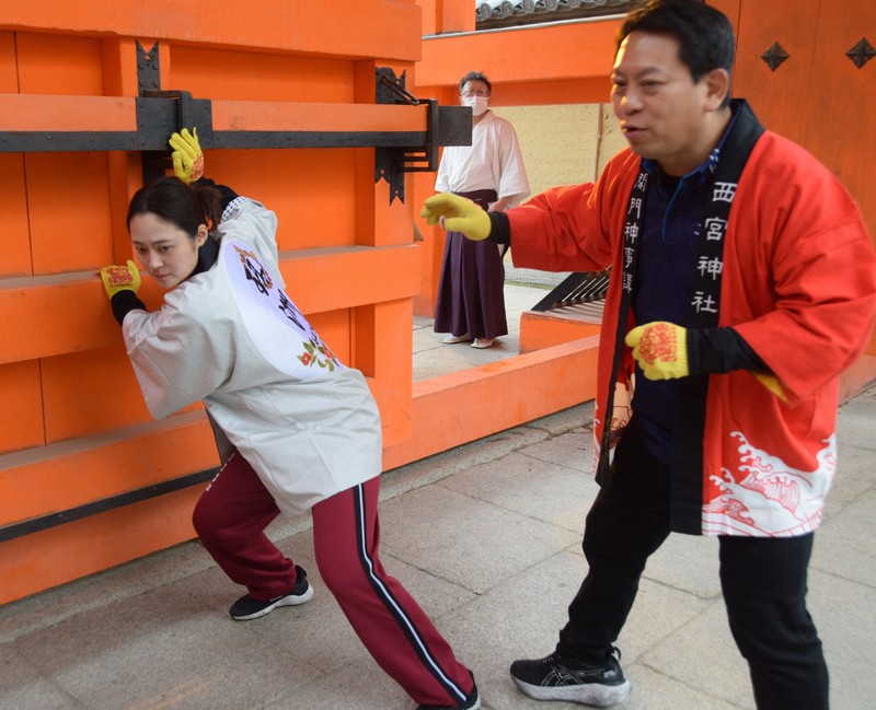 福男選びの開門役に7年ぶり女性 姪とタッグ、能登の被災地発信 | 毎日新聞