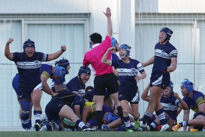 第105回全国高校ラグビー大会決勝の後半で、京都成章からトライを決めて喜ぶ桐蔭学園の選手たち＝東大阪市花園ラグビー場で2026年1月7日、西村剛撮影