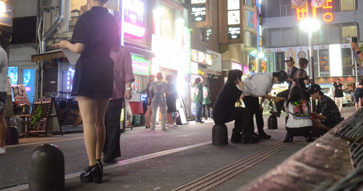 「トー横」の路上でたむろする若者たち＝東京都新宿区歌舞伎町で2024年7月9日午後11時44分、斎藤文太郎撮影