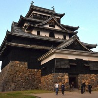2027年度から「令和の大修理」に入る松江城＝松江市殿町で2025年12月7日、村瀬達男撮影