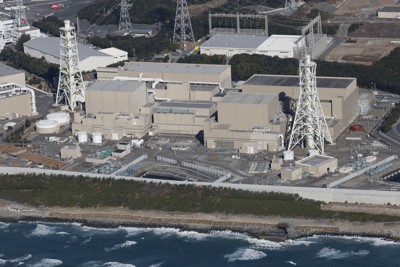 中部電力浜岡原発の3号機（左）と4号機＝静岡県御前崎市で2026年1月8日午前、本社ヘリから