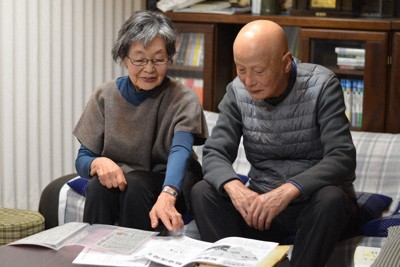 転勤制度や裁判について話す「東亜ペイント事件」元原告の吉田暢さん（右）と妻富子さん＝堺市堺区の自宅で2025年12月5日午後5時38分、藤河匠撮影