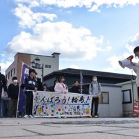 輪島高生（右端）から説明を受ける加賀聖城高生ら＝石川県輪島市で2025年11月15日午後0時52分、島袋太輔撮影