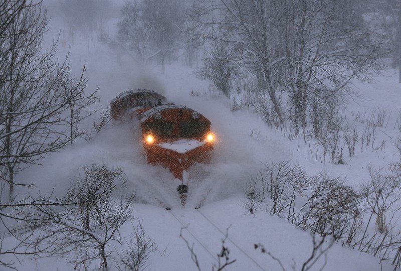 雪原を切り裂く赤き老雄 日本最北の鉄路を守るラッセル機関車 | 毎日新聞