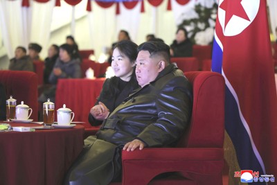 新年を祝う公演を鑑賞する北朝鮮の金正恩朝鮮労働党総書記（右）と娘＝2025年12月31日、平壌のメーデースタジアム　朝鮮中央通信＝共同