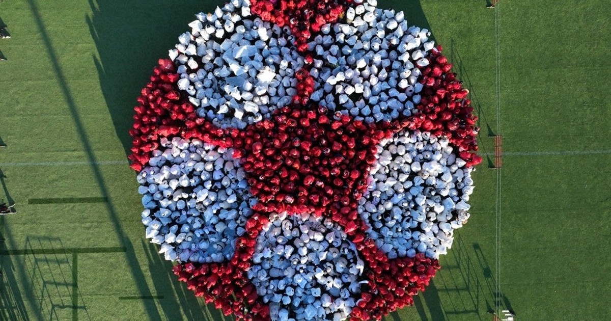 人文字でサッカーボール レッズとファン1198人、ギネス記録 ／埼玉