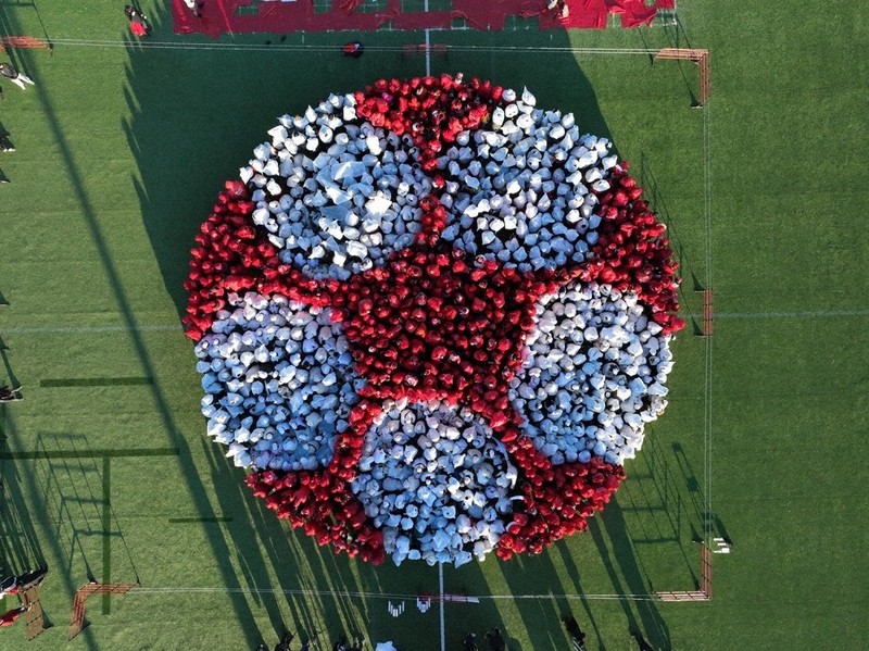 人文字でサッカーボール レッズとファン1198人、ギネス記録 ／埼玉