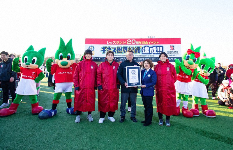 人文字でサッカーボール レッズとファン1198人、ギネス記録 ／埼玉