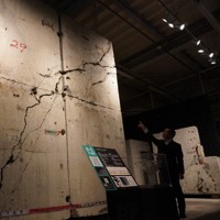 西宮市にあった阪神高速の橋脚。斜めに入ったひび割れはコンクリート内部にまで及んでいた＝神戸市東灘区の震災資料保管庫で2026年1月9日、山田麻未撮影