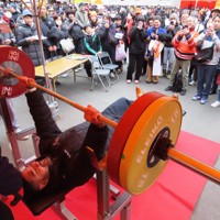テアウパ・シオネ選手がパラ・パワーリフティングを体験すると、クボタスピアーズ船橋・東京ベイのファンたちが体験コーナーを取り囲んでその様子を一斉に撮影していた＝東京都港区の秩父宮ラグビー場で2025年12月27日午後1時半、早川健人撮影