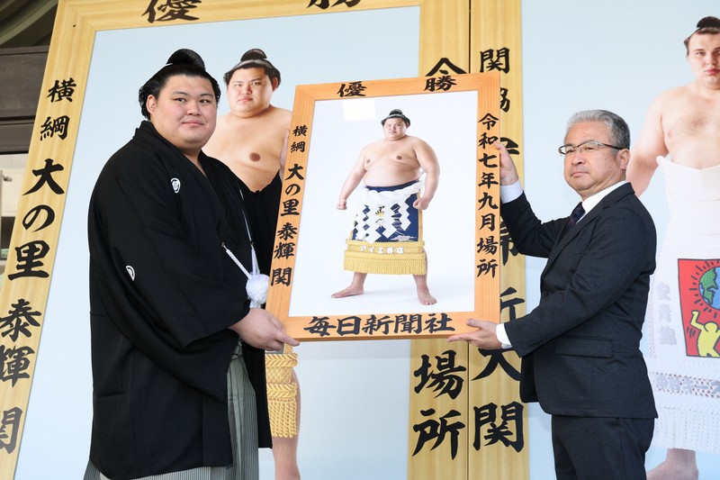 横綱初Vの大の里と新大関の安青錦に優勝額 大相撲初場所を前に | 毎日新聞