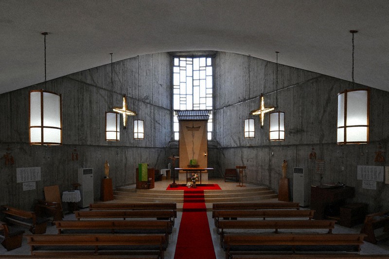 レトロの美：カトリック桂教会 京都市西京区 祭壇へ緩やかな曲線