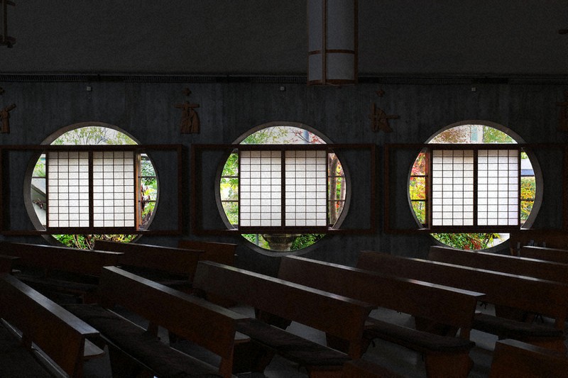 レトロの美：カトリック桂教会 京都市西京区 祭壇へ緩やかな曲線