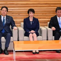 閣議に臨む高市早苗首相（中央）。左は林芳正総務相、右は茂木敏充外相＝首相官邸で2026年1月9日午前9時、平田明浩撮影